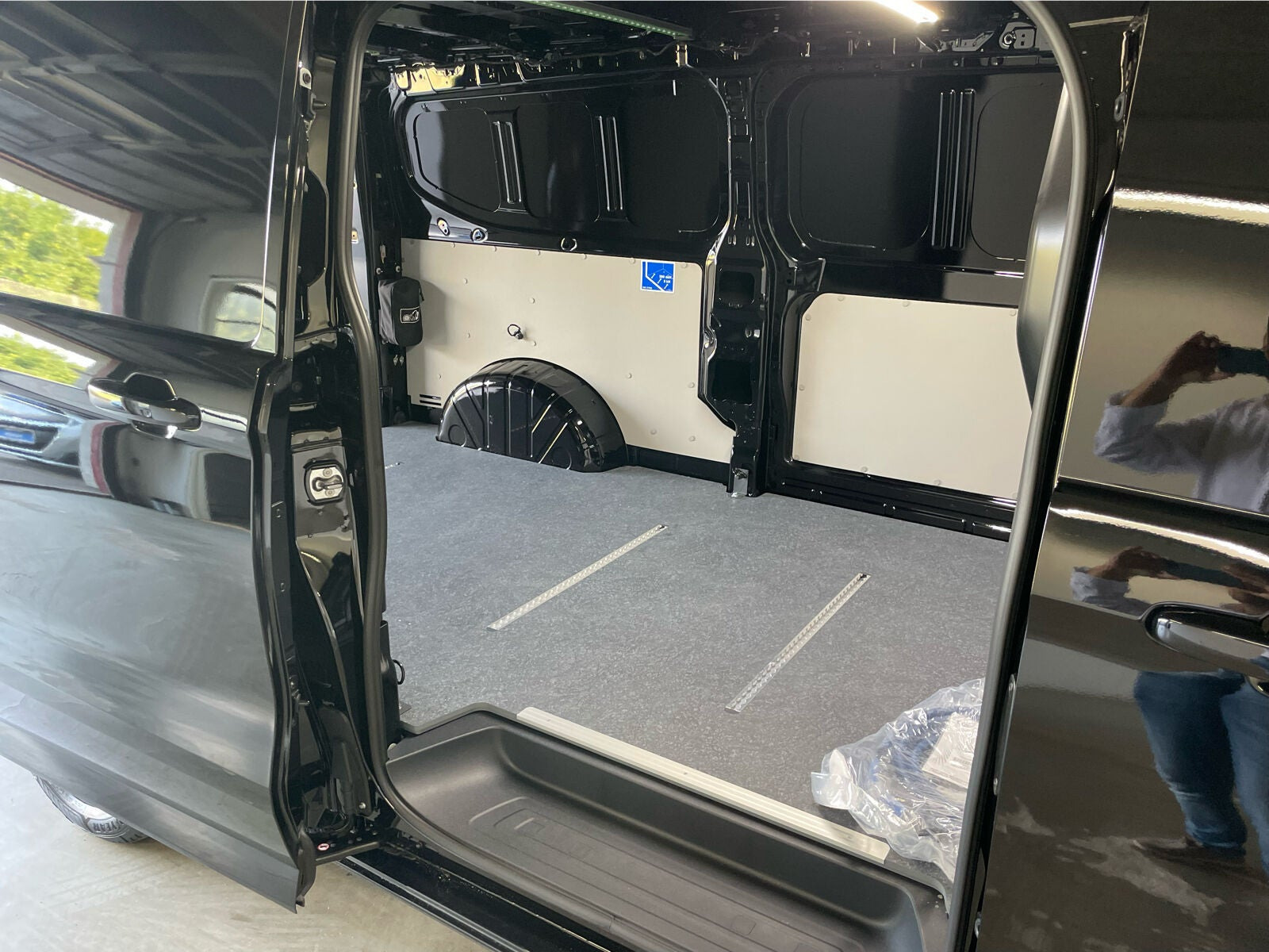 Sort Ford E-Transit Custom 340 L2 fra 2026