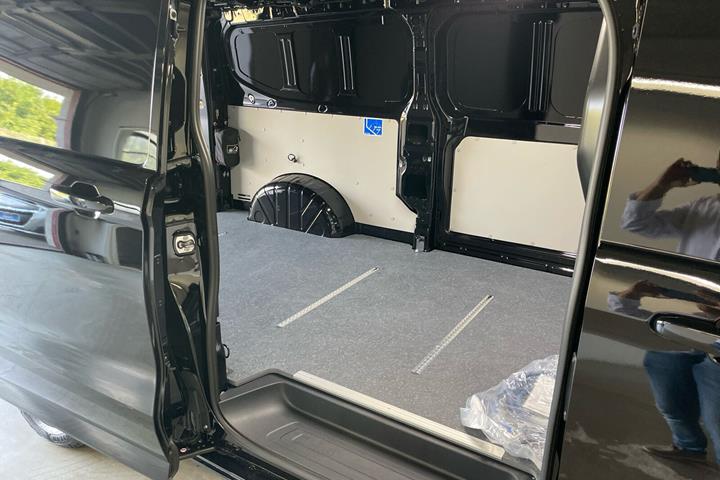 Sort Ford E-Transit Custom 340 L2 fra 2026