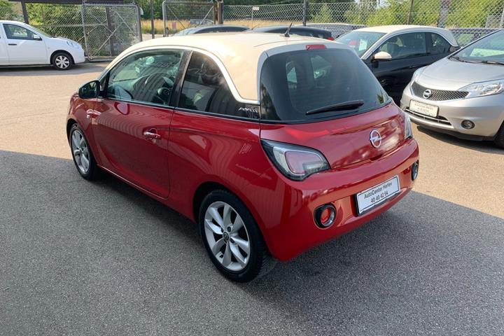 Rød Opel Adam fra 2013