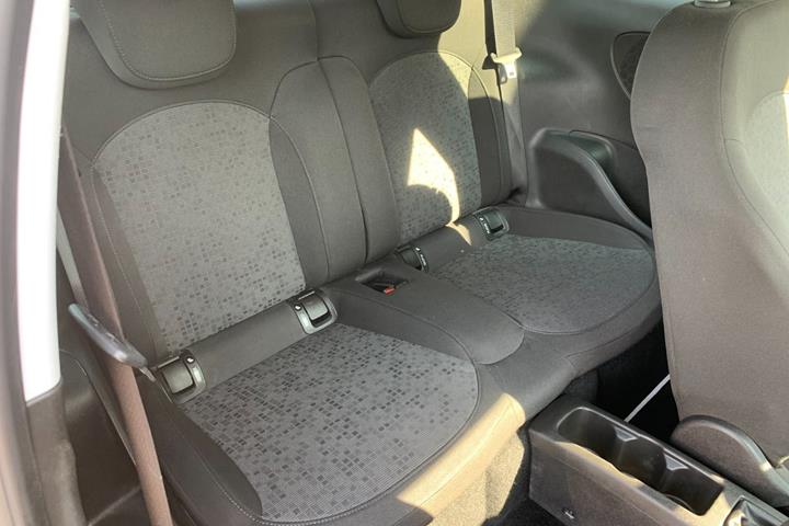 Rød Opel Adam fra 2013