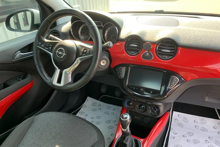 Rød Opel Adam fra 2013