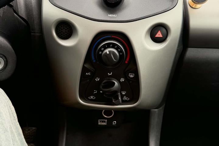 Grå Toyota Aygo fra 2014