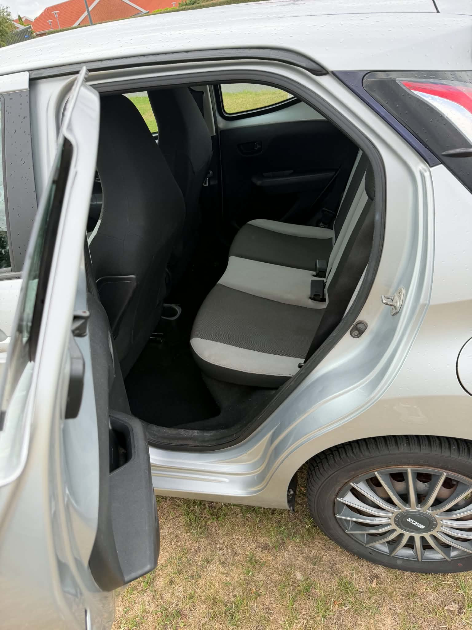 Grå Toyota Aygo fra 2014
