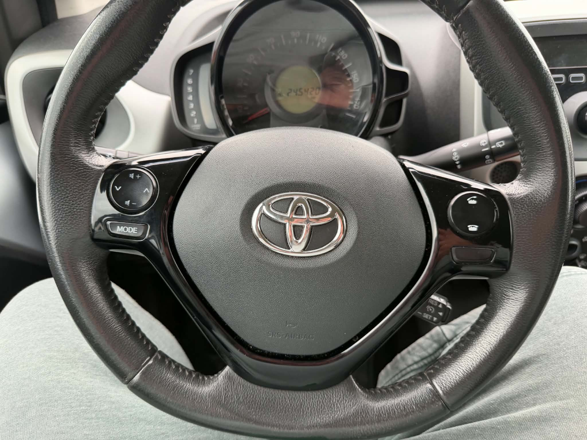 Grå Toyota Aygo fra 2014