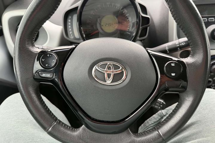 Grå Toyota Aygo fra 2014