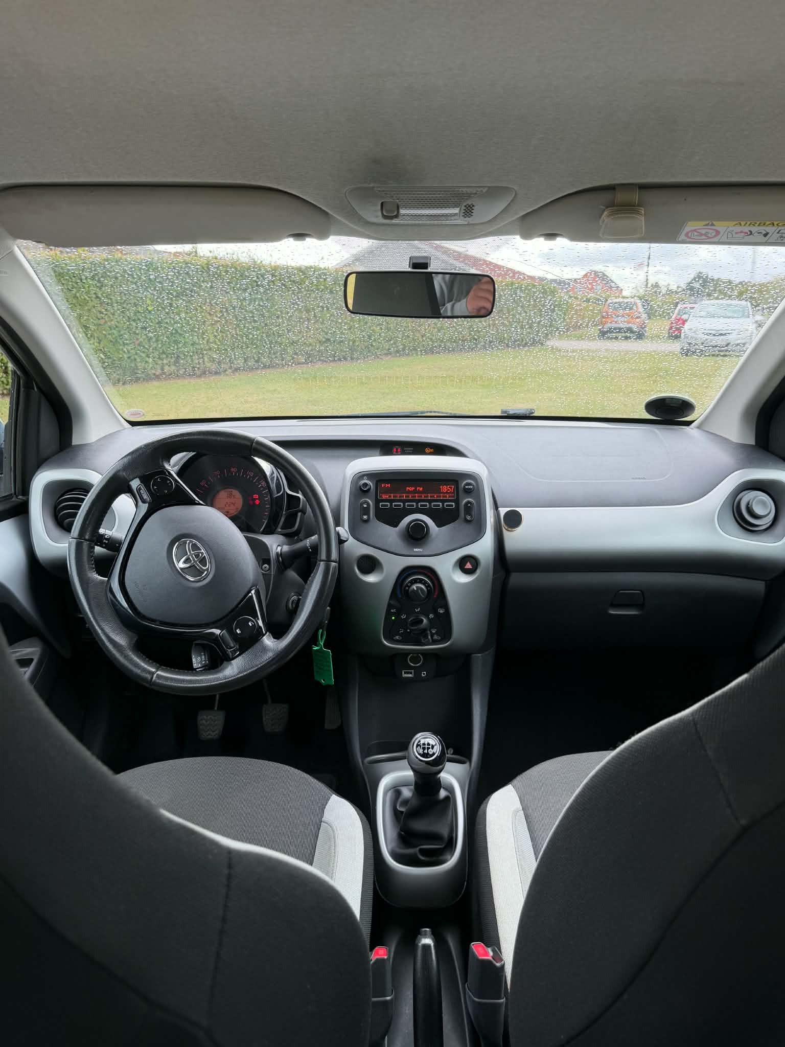 Grå Toyota Aygo fra 2014