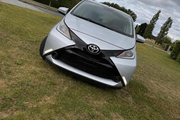 Grå Toyota Aygo fra 2014