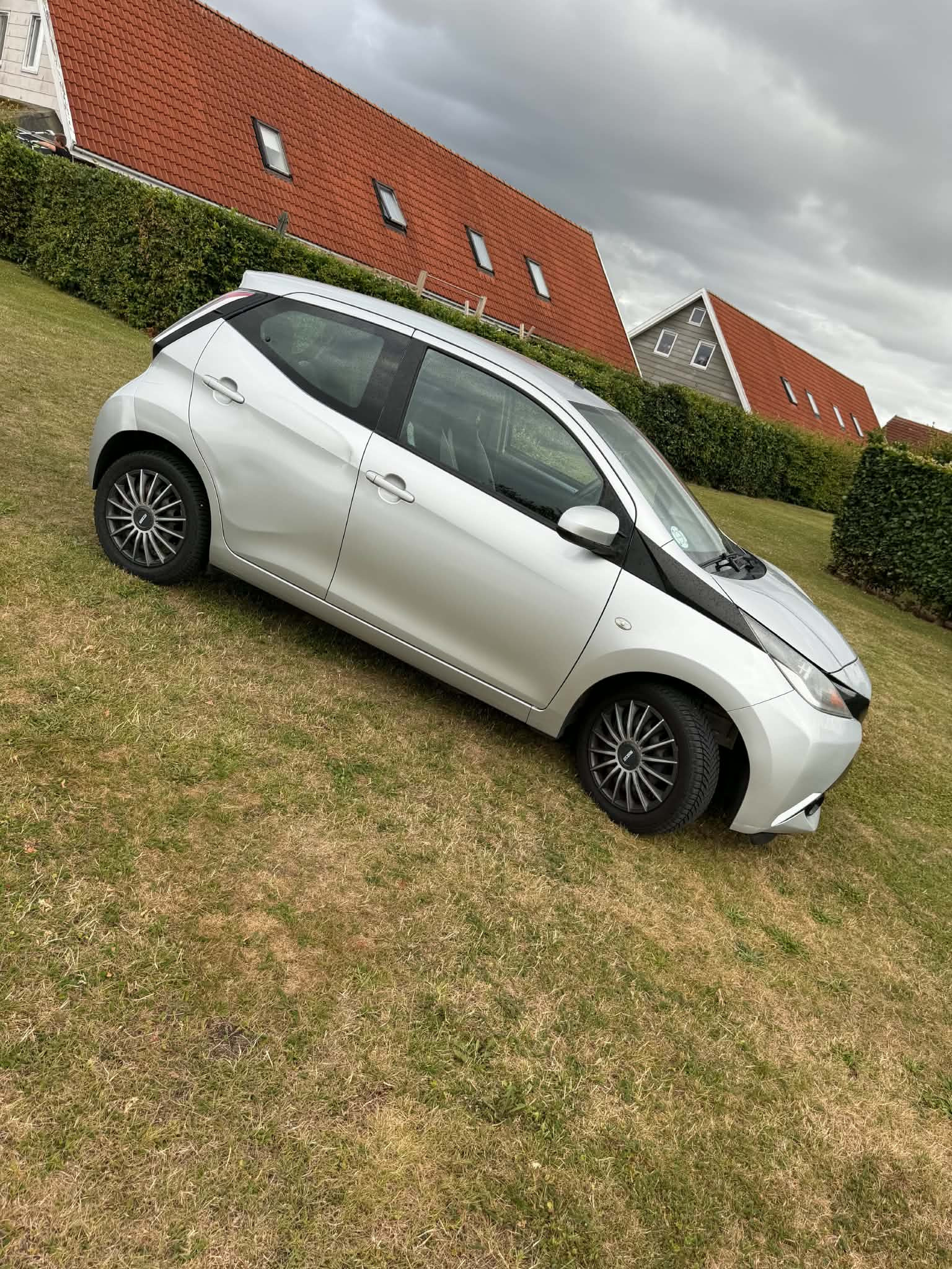 Grå Toyota Aygo fra 2014