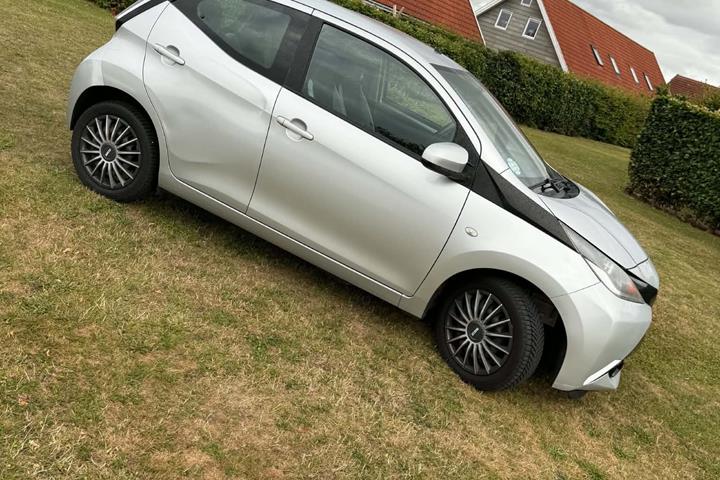 Grå Toyota Aygo fra 2014