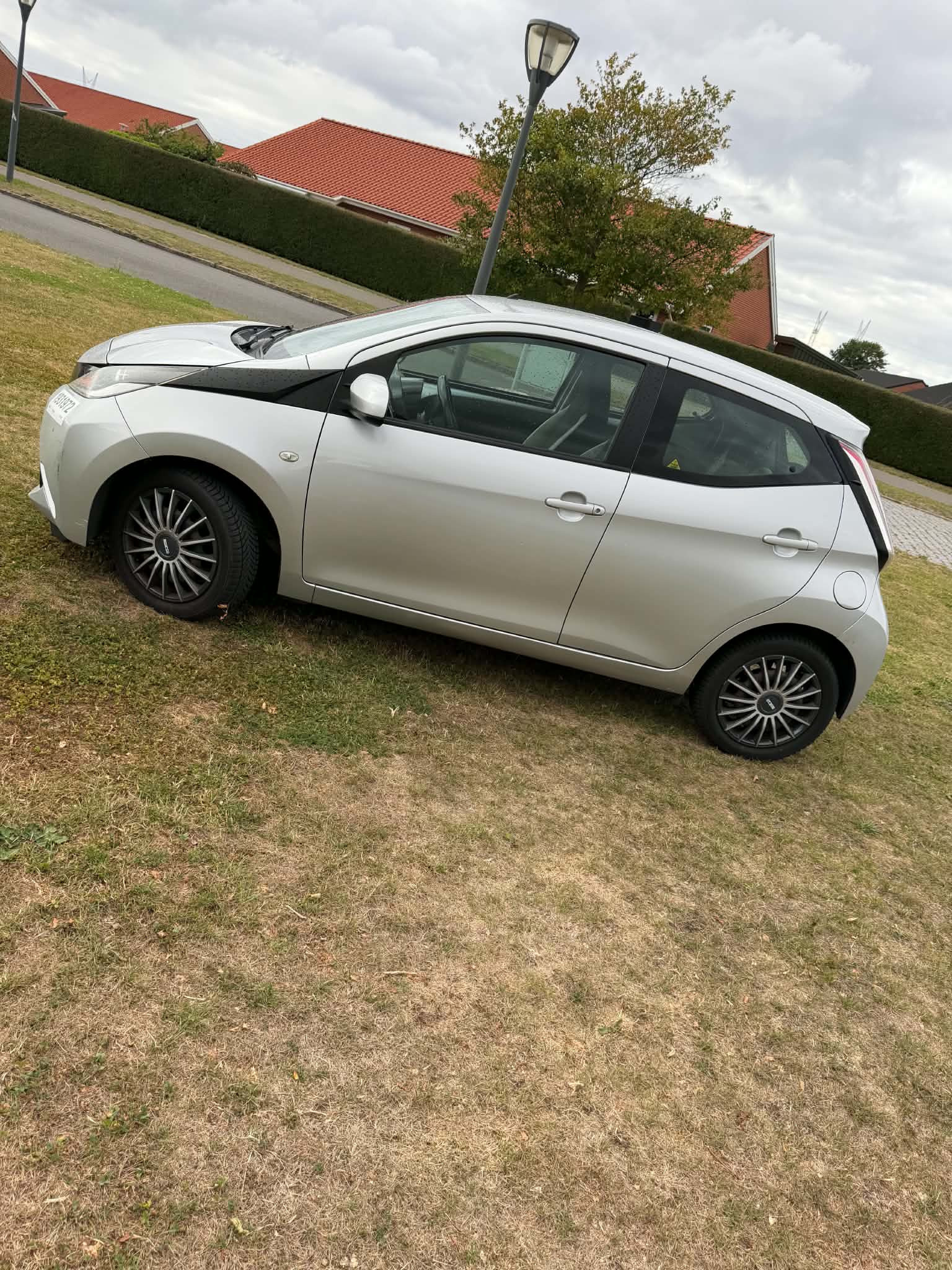 Grå Toyota Aygo fra 2014