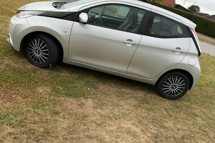 Grå Toyota Aygo fra 2014