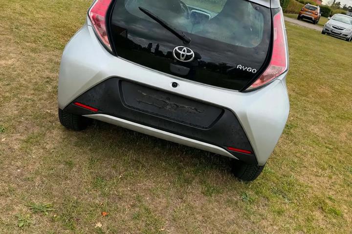 Grå Toyota Aygo fra 2014