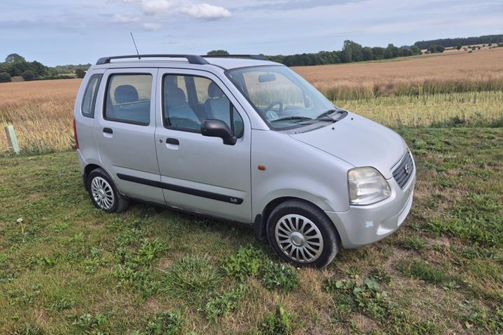 Sølv Suzuki Wagon R+ fra 2002