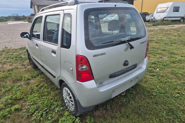 Sølv Suzuki Wagon R+ fra 2002