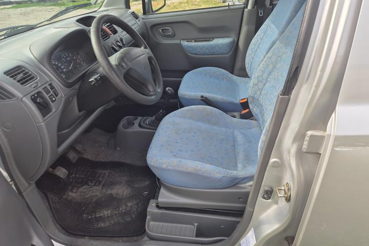 Sølv Suzuki Wagon R+ fra 2002