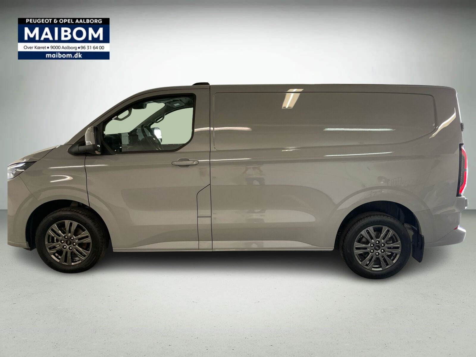 Grå Ford E-Transit Custom 320 L1 fra 2026