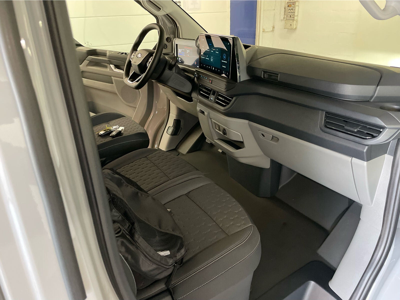 Grå Ford E-Transit Custom 320 L1 fra 2026