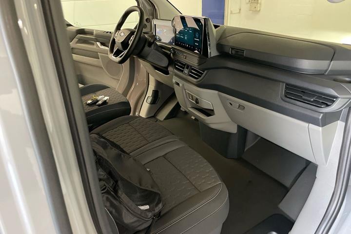 Grå Ford E-Transit Custom 320 L1 fra 2026