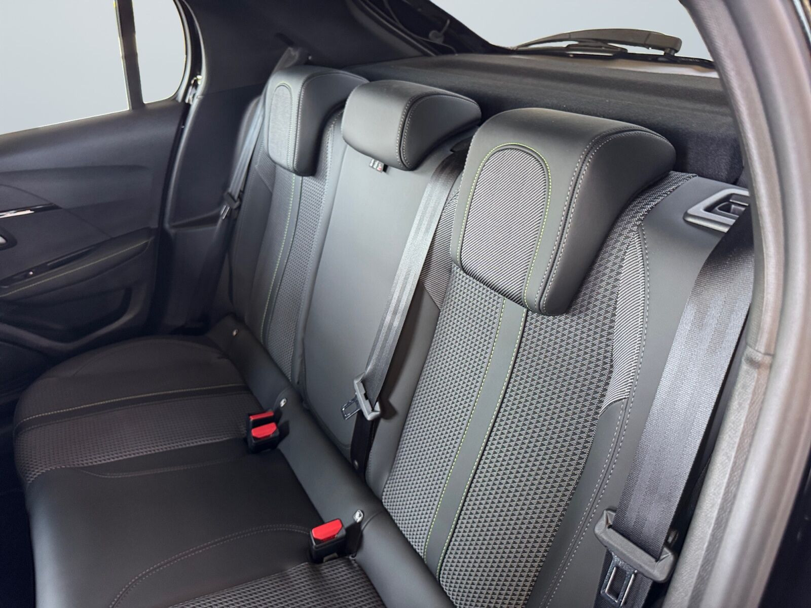 Sort Peugeot e-208 fra 2022