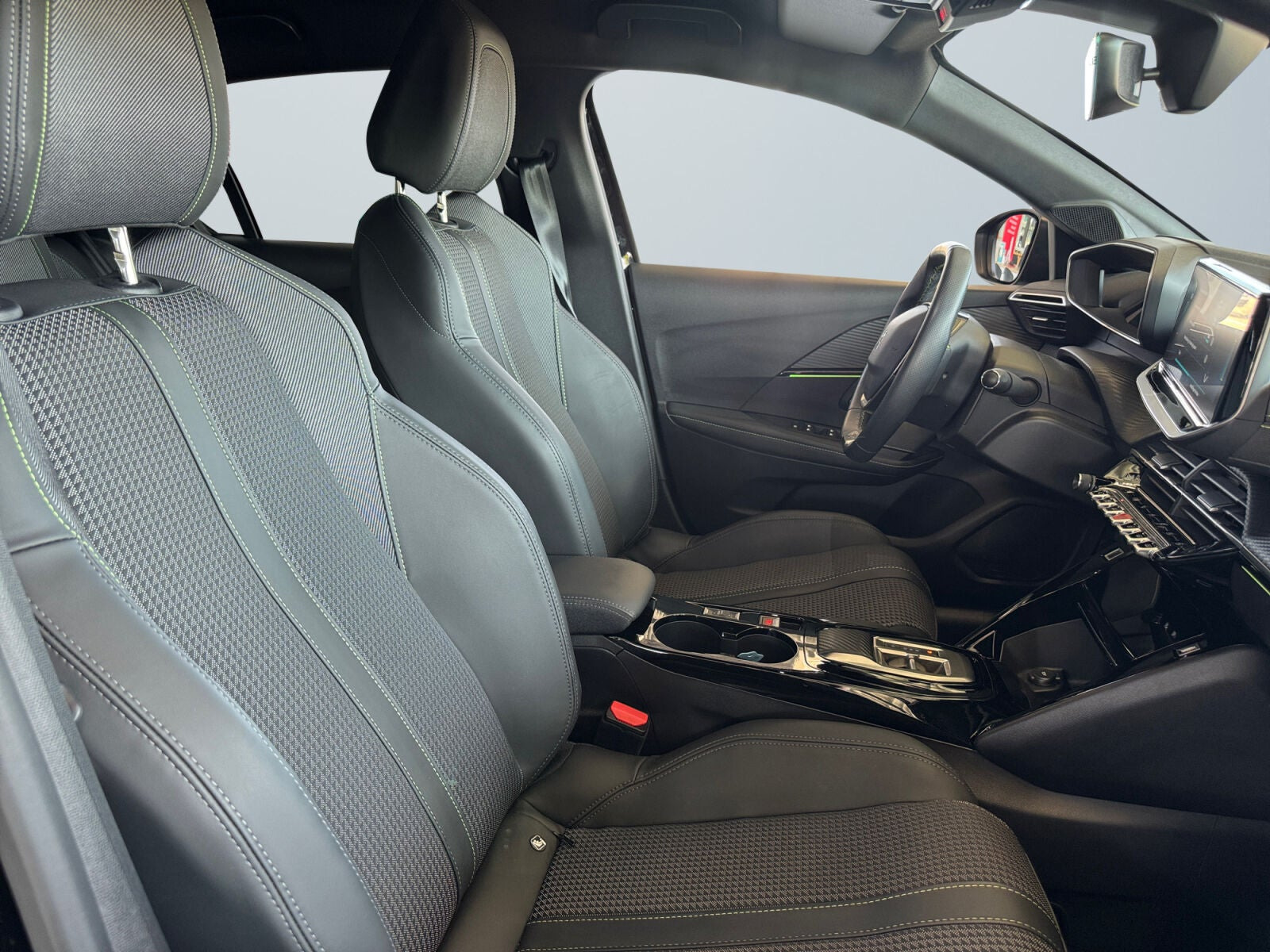 Sort Peugeot e-208 fra 2022