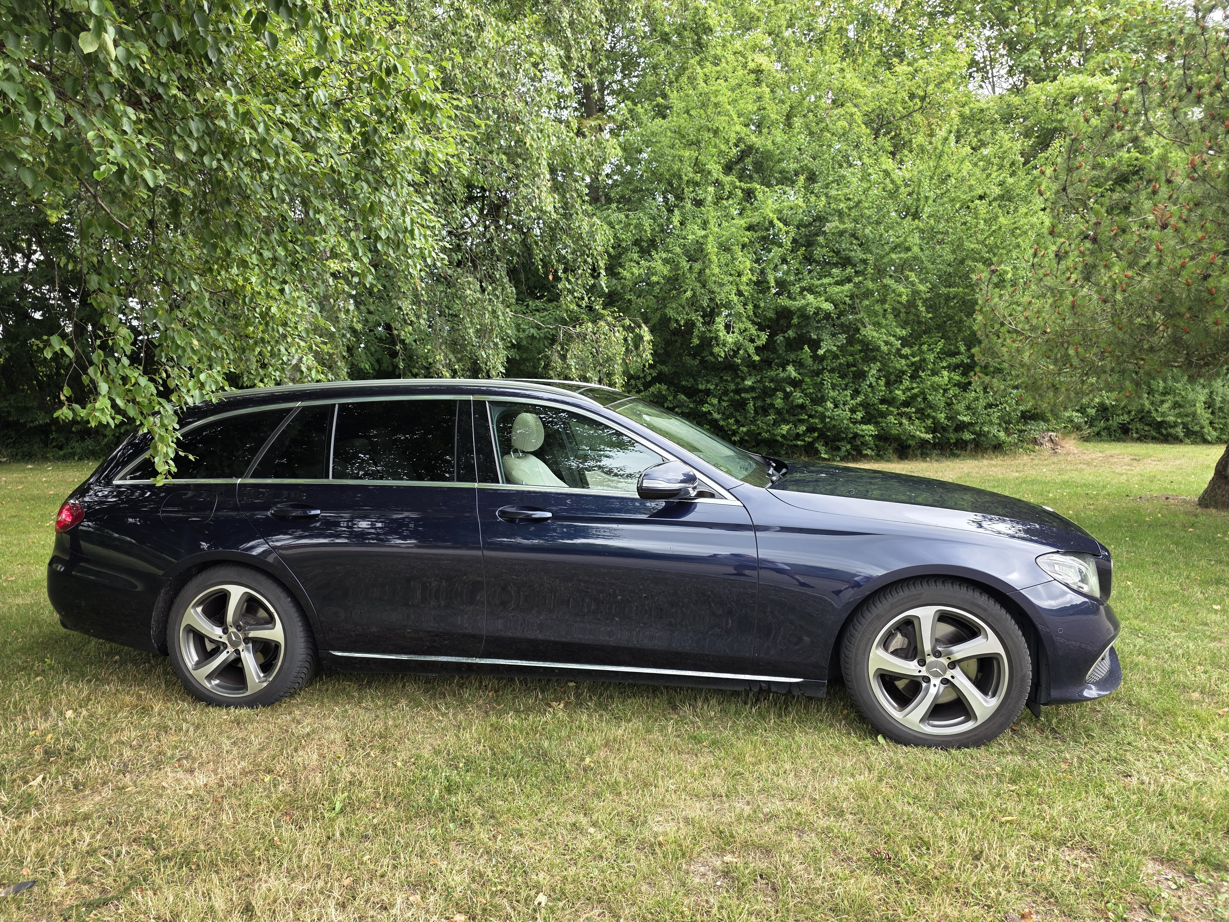 Blå Mercedes E-Klasse fra 2018