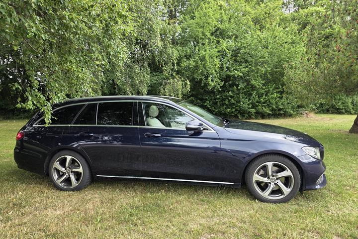 Blå Mercedes E-Klasse fra 2018