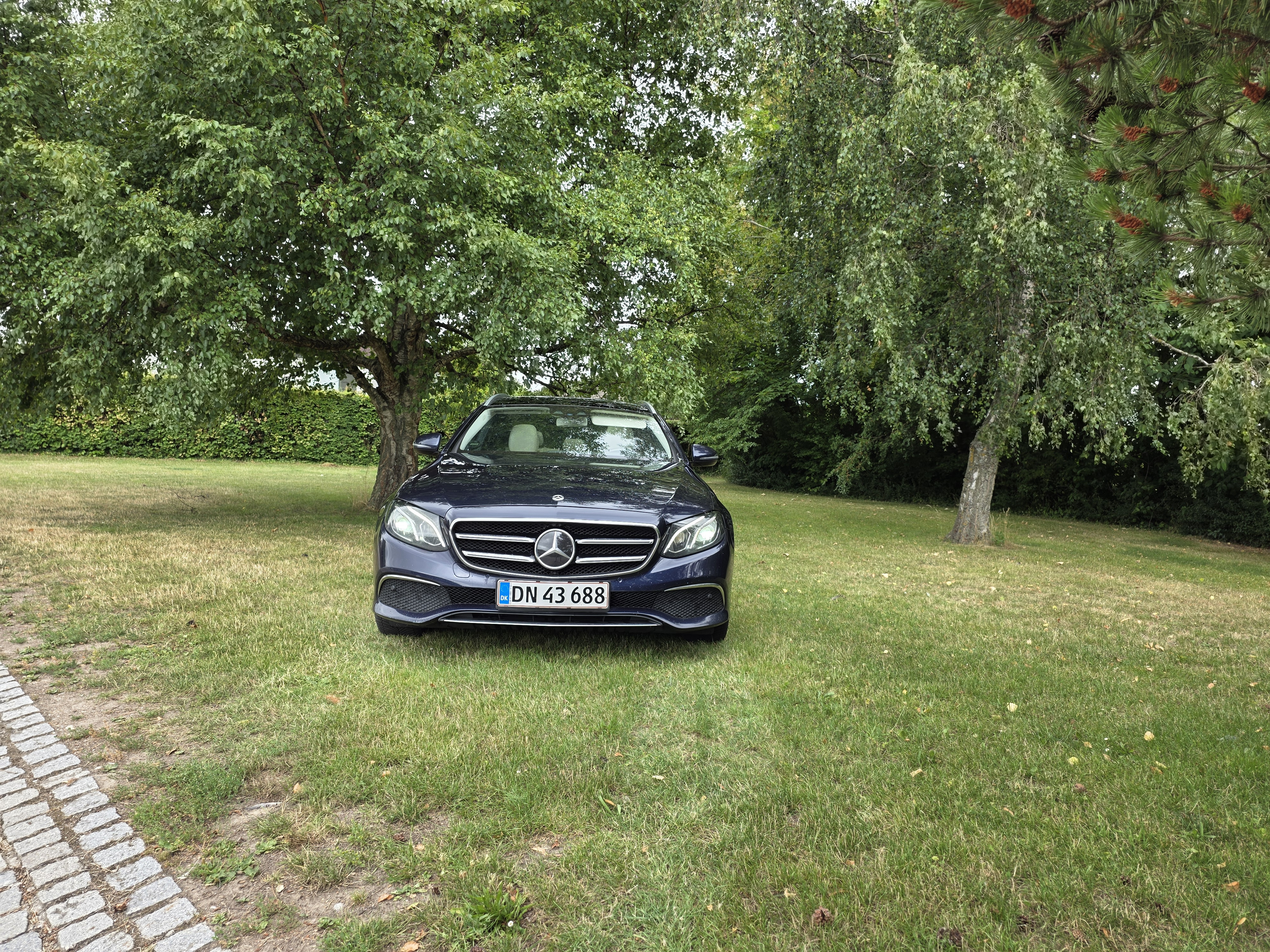 Blå Mercedes E-Klasse fra 2018
