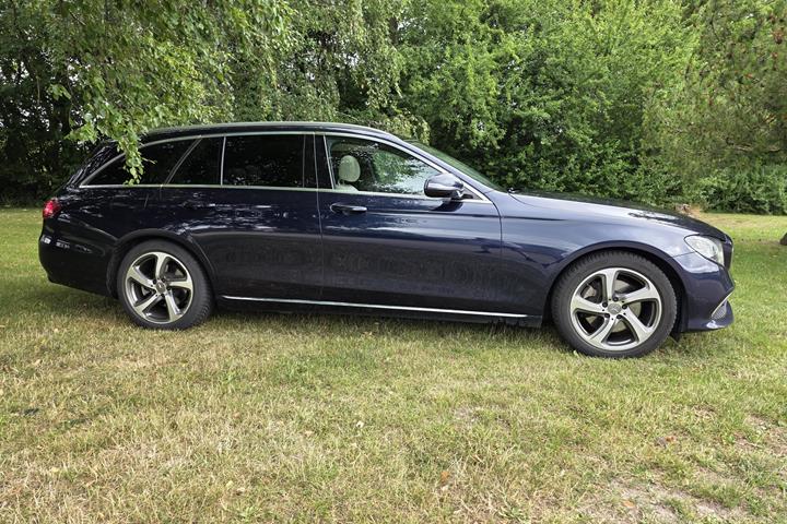 Blå Mercedes E-Klasse fra 2018