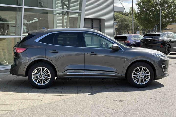 Grå Ford Kuga fra 2022