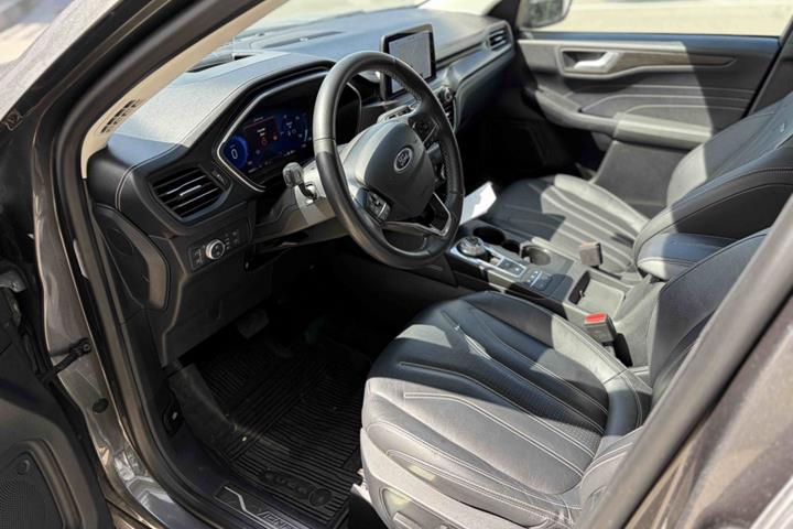 Grå Ford Kuga fra 2022