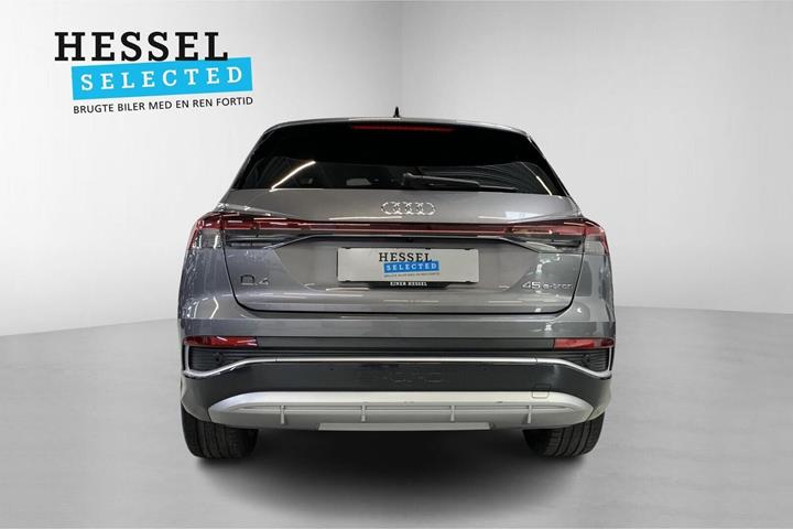 Grå Audi Q4 e-tron fra 2025