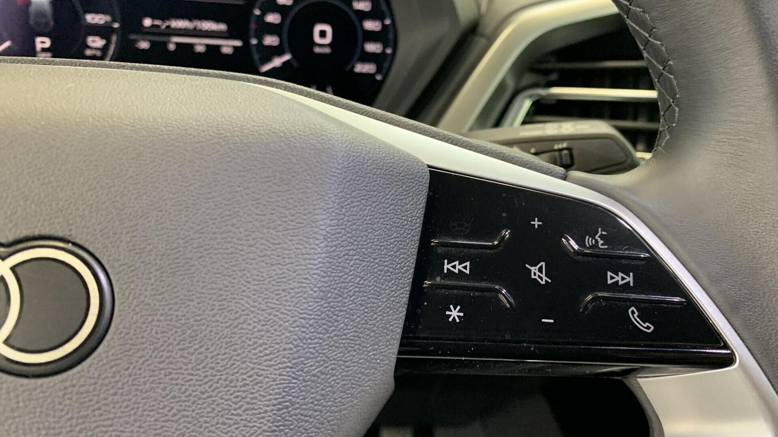 Grå Audi Q4 e-tron fra 2025