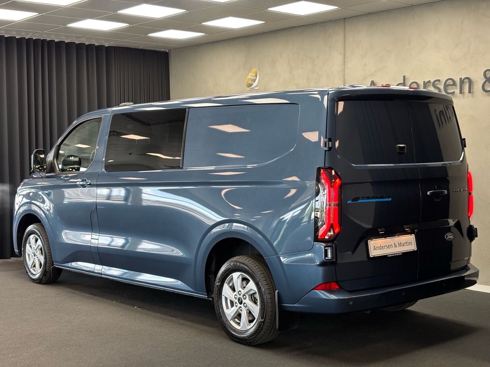 Blå Ford E-Transit Custom fra 2024