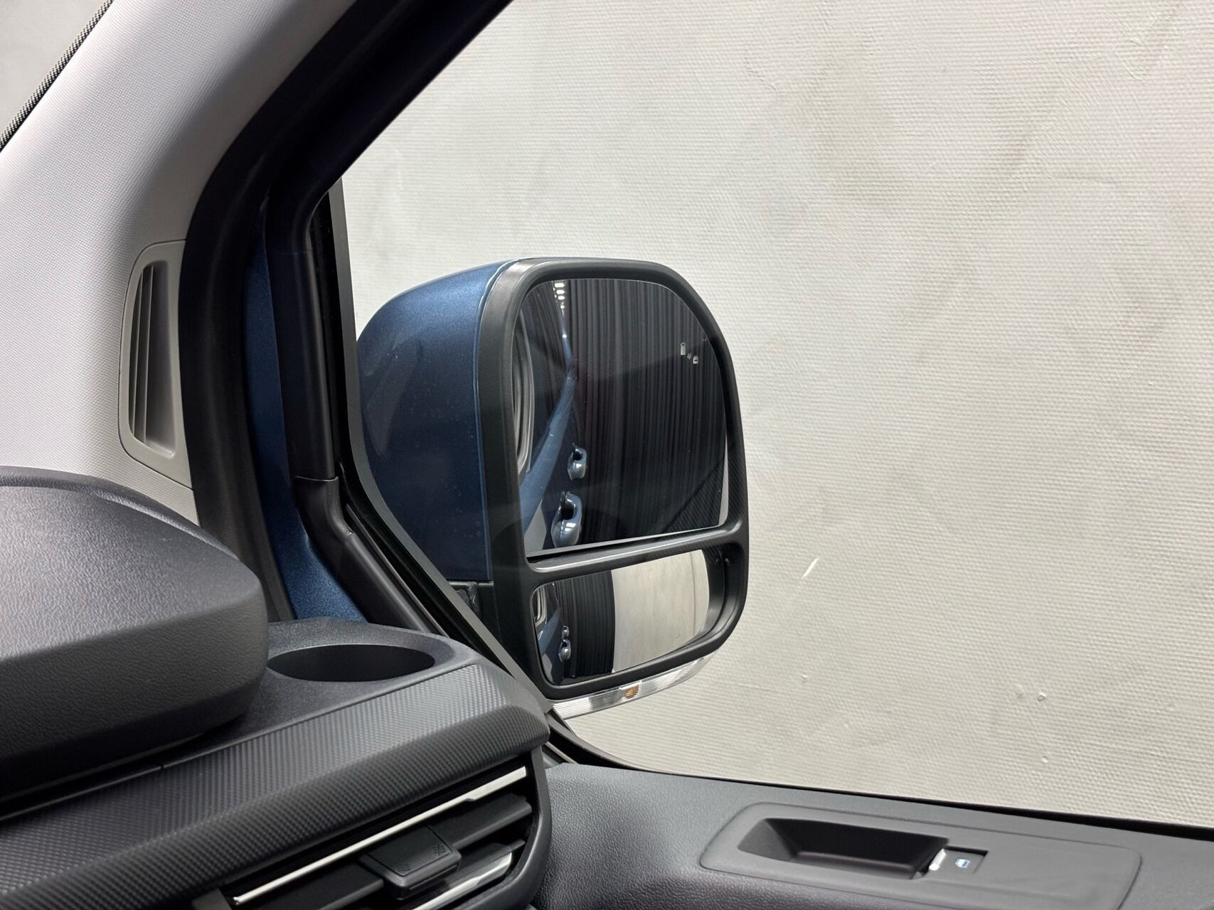 Blå Ford E-Transit Custom fra 2024