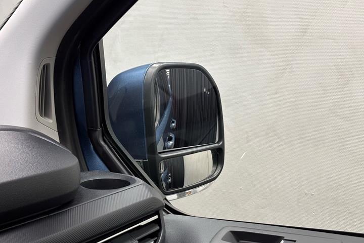Blå Ford E-Transit Custom fra 2024
