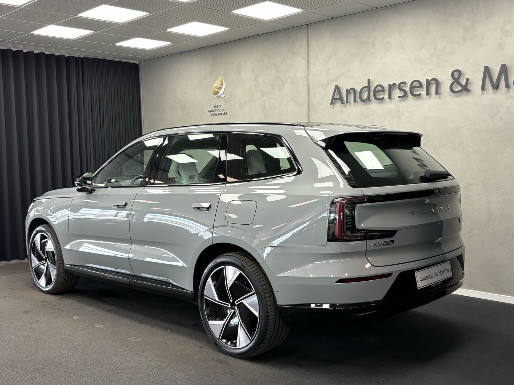Grå Volvo EX90 fra 2026