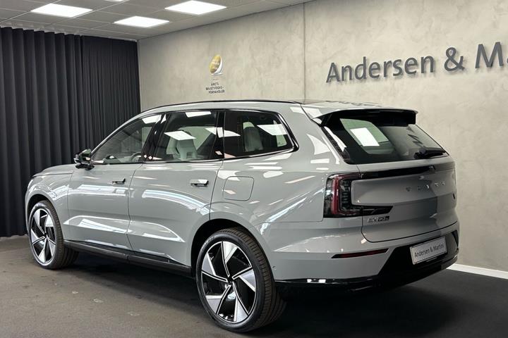 Grå Volvo EX90 fra 2026