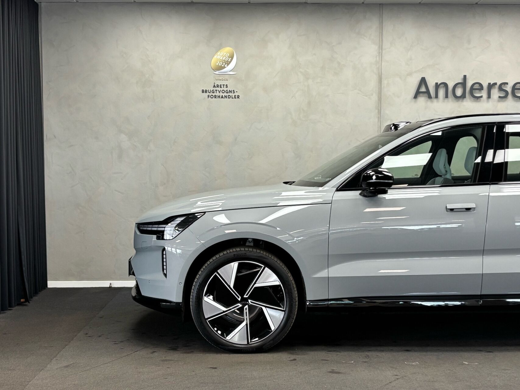 Grå Volvo EX90 fra 2026