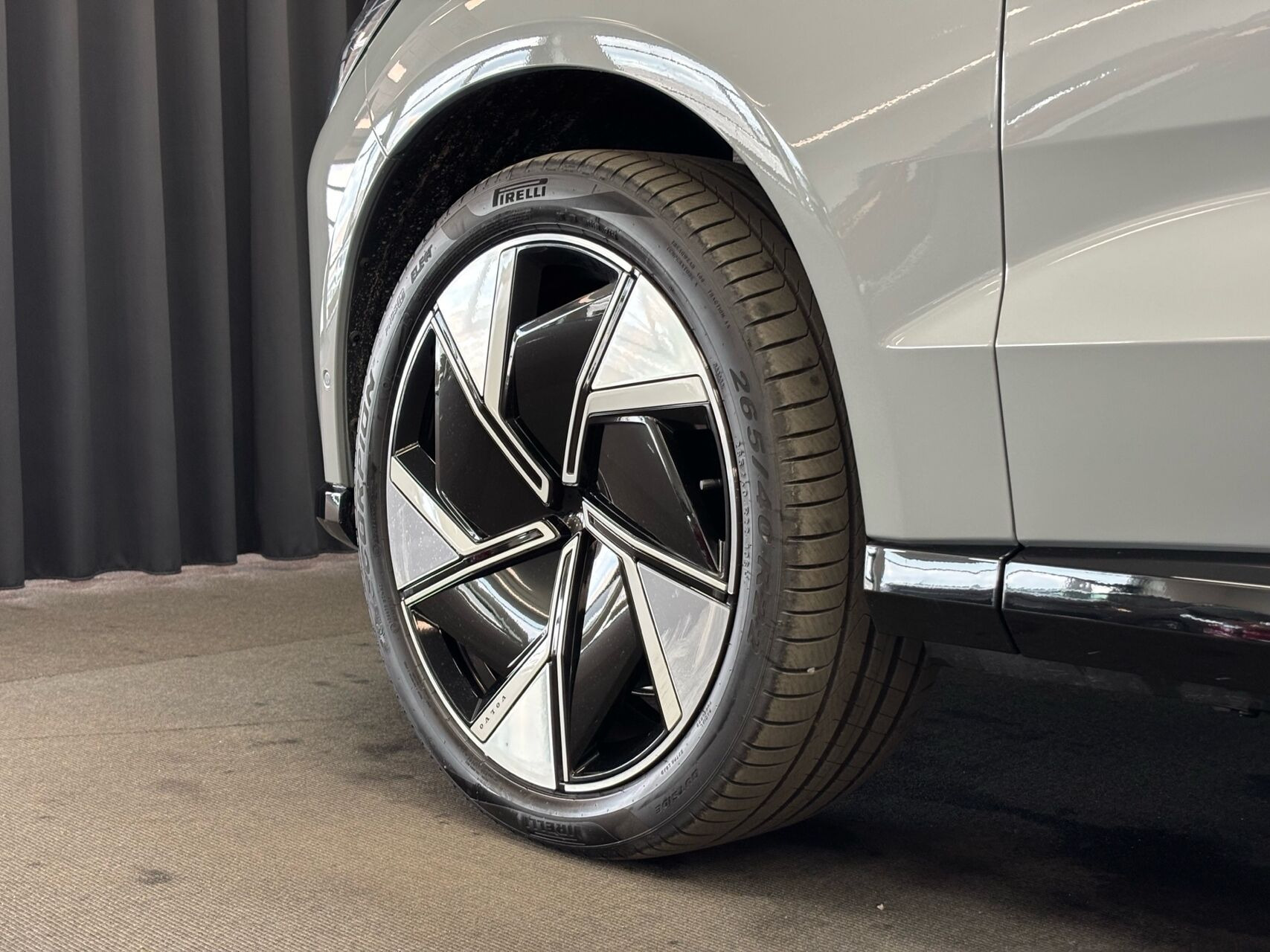 Grå Volvo EX90 fra 2026