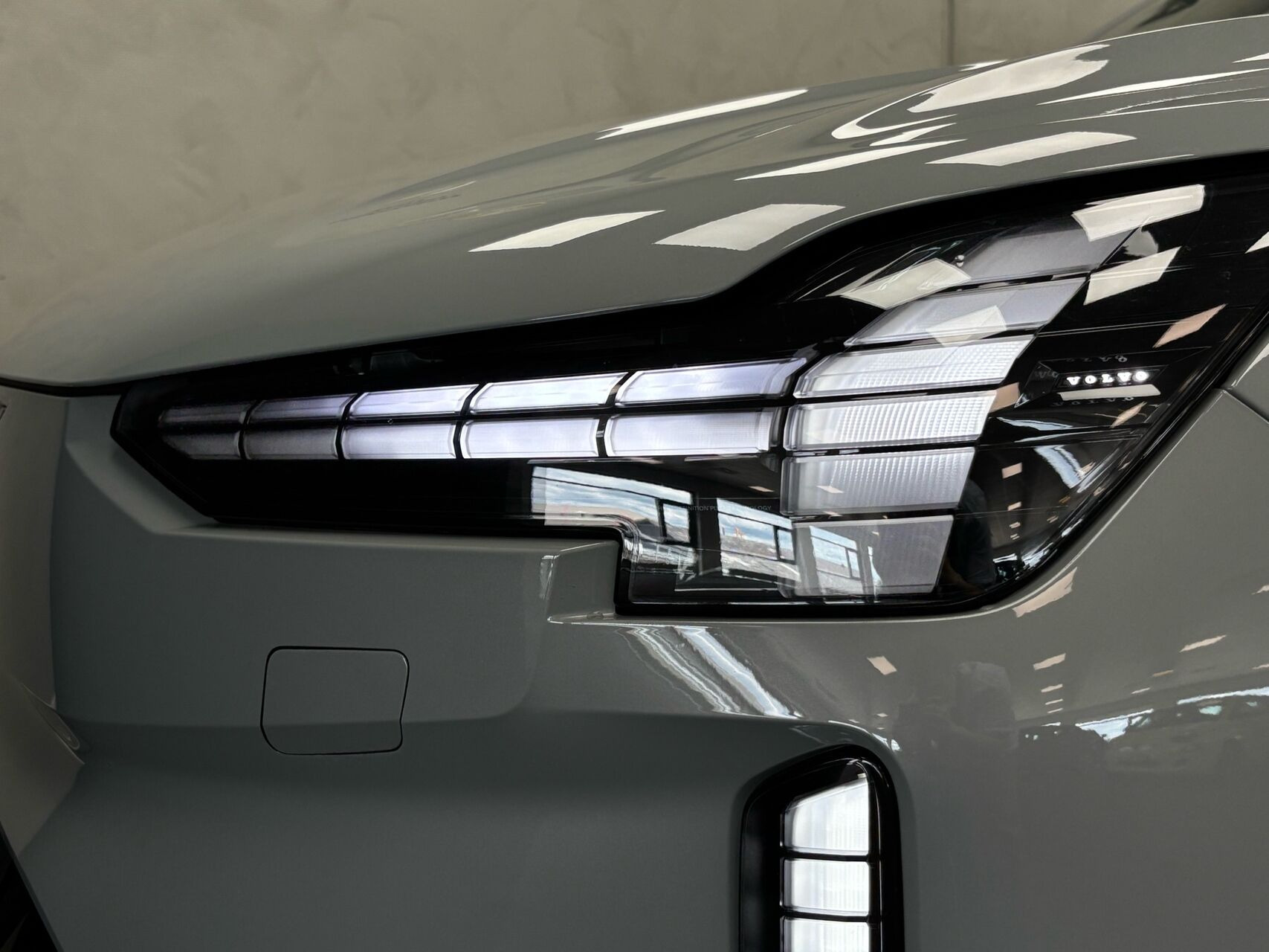 Grå Volvo EX90 fra 2026