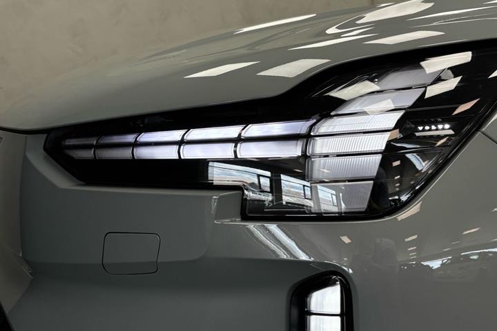 Grå Volvo EX90 fra 2026