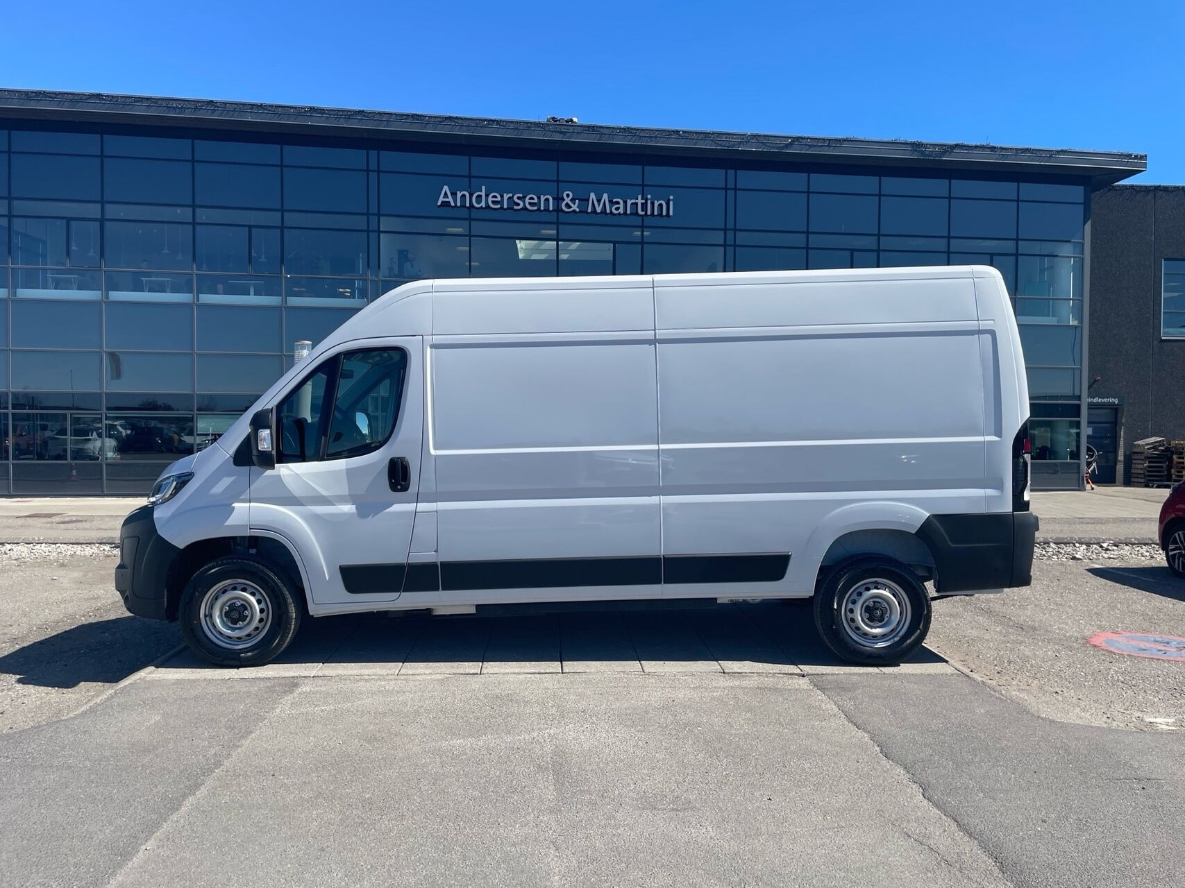 Hvid Peugeot e-Boxer fra 2024