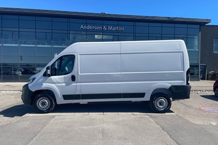 Hvid Peugeot e-Boxer fra 2024
