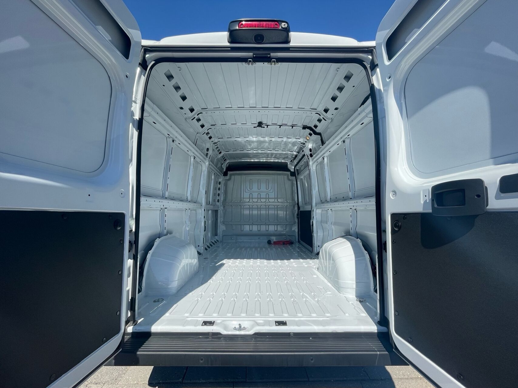 Hvid Peugeot e-Boxer fra 2024