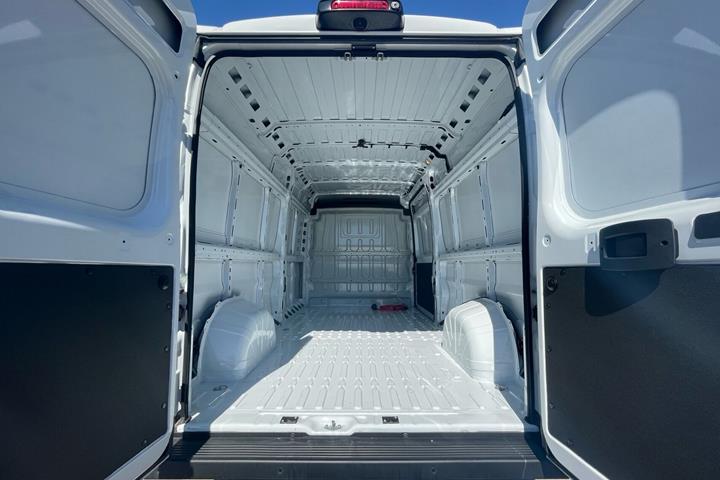 Hvid Peugeot e-Boxer fra 2024
