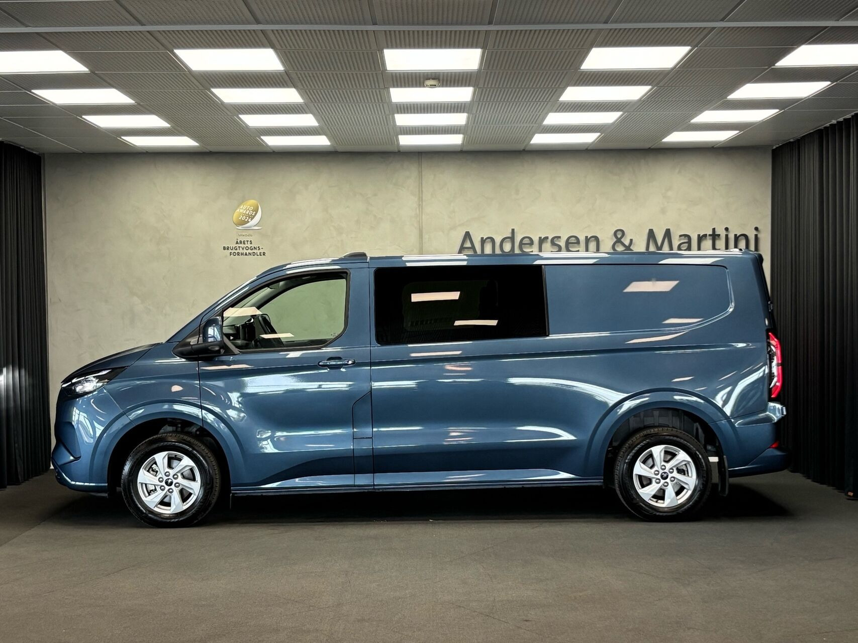 Blå Ford E-Transit Custom fra 2024