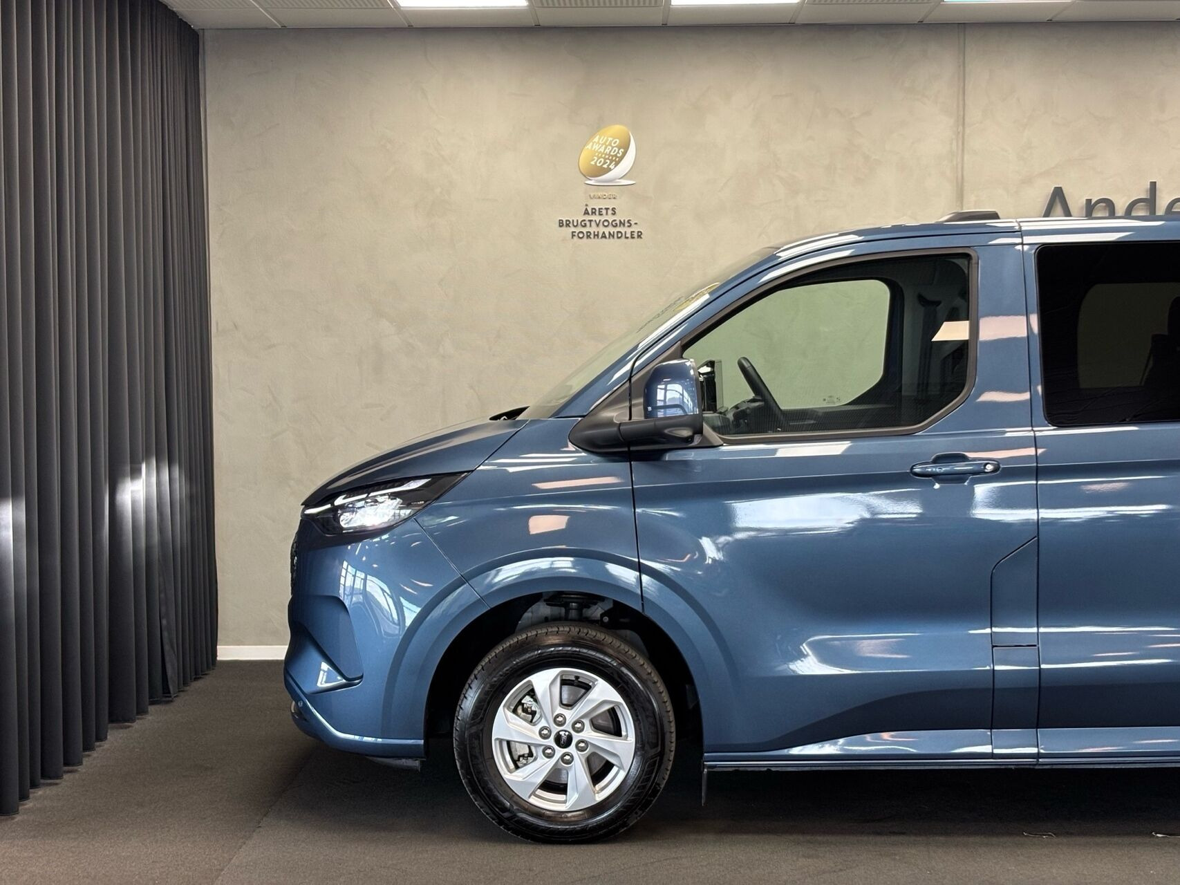 Blå Ford E-Transit Custom fra 2024