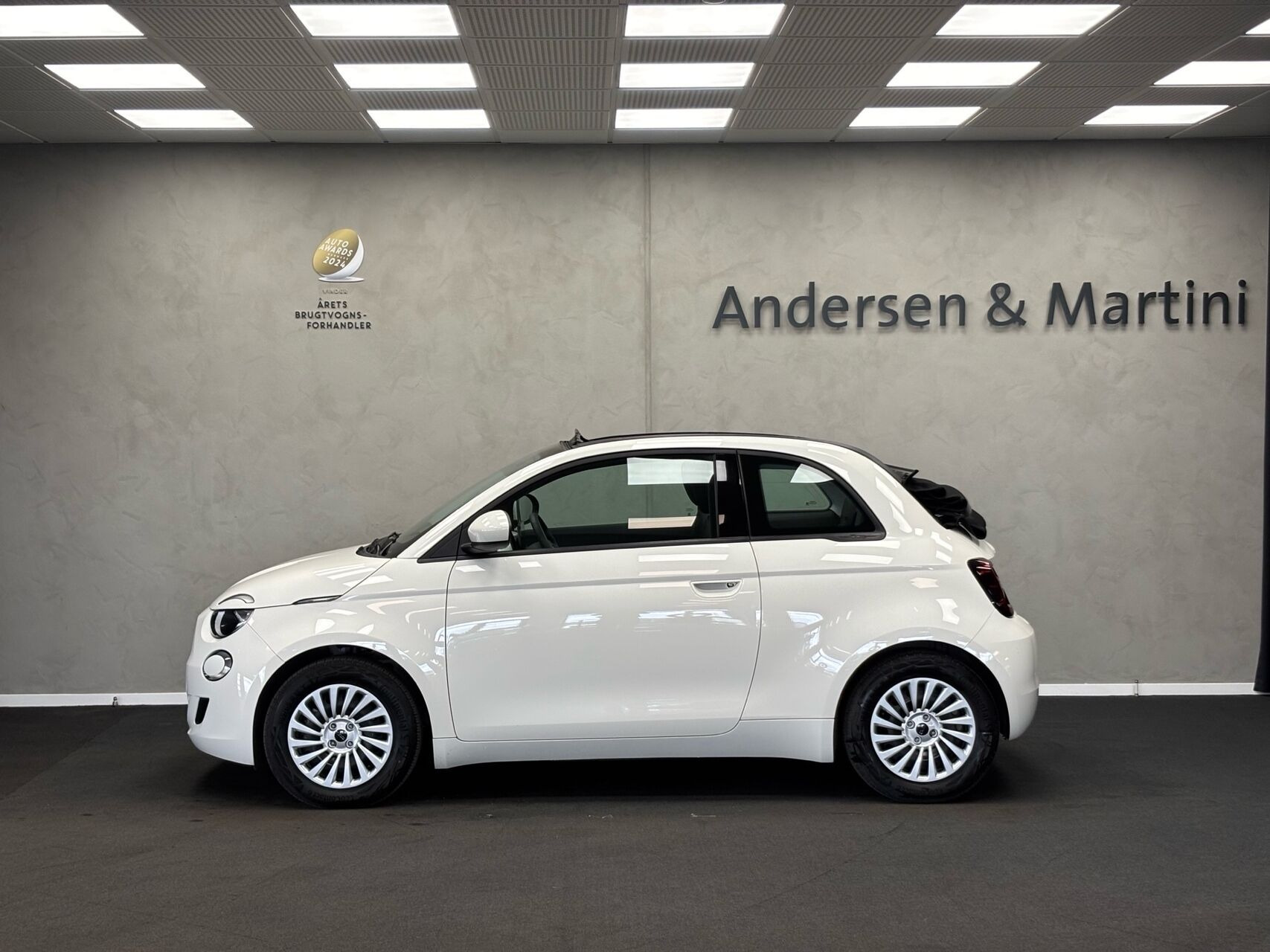 Grå Fiat 500e fra 2023