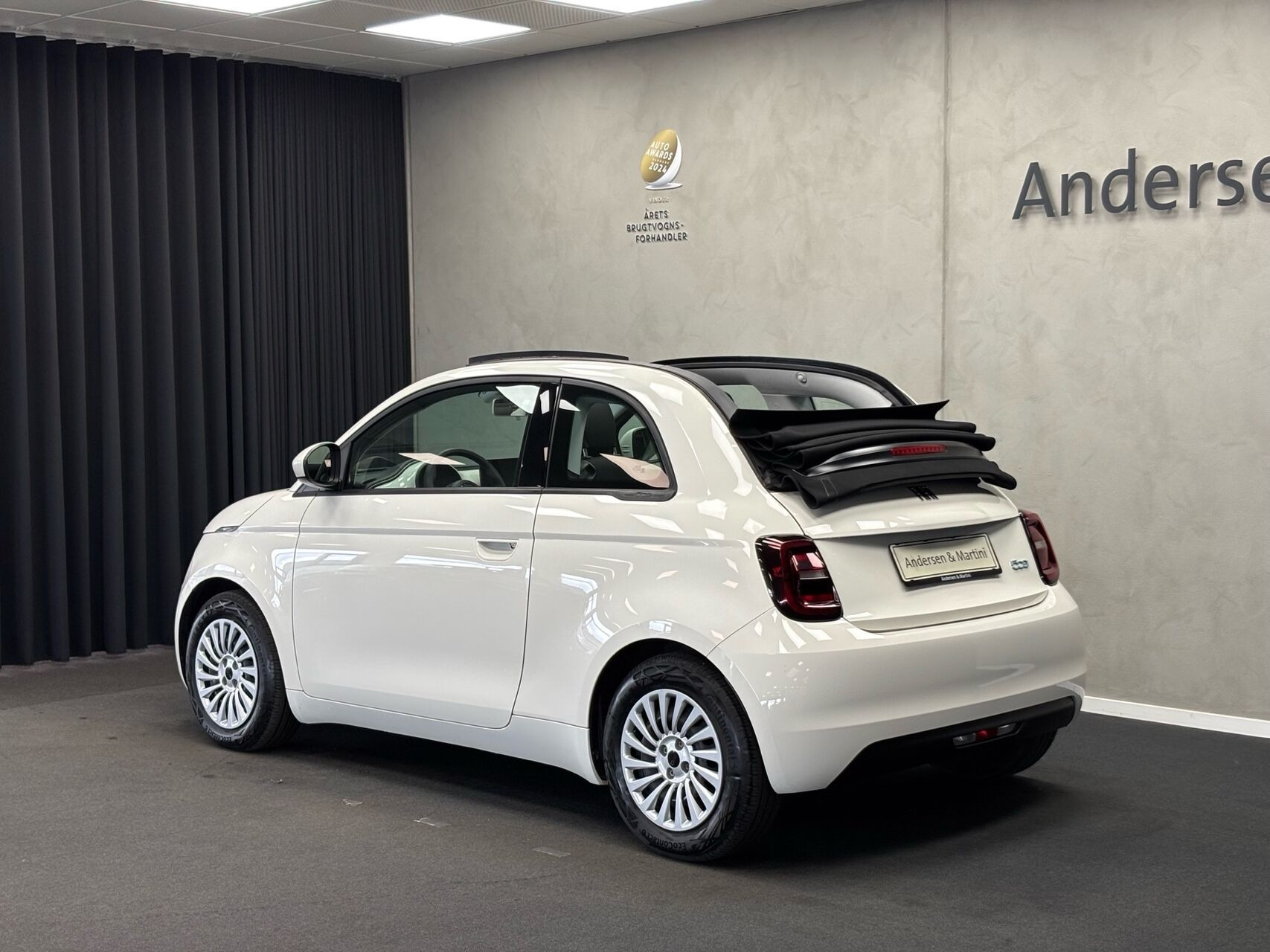 Grå Fiat 500e fra 2023