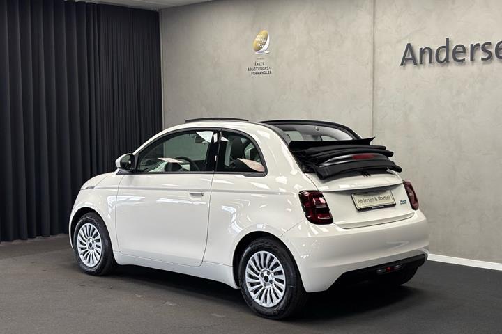 Grå Fiat 500e fra 2023
